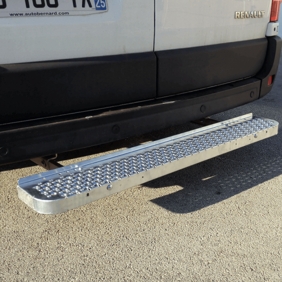 Marchepied arrière fixe pour Iveco Daily sans attelage arrière Marchepied arrière fixe pour Iveco Daily sans attelage arrière