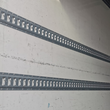 Installation und Verwendung von Zurrschienen für Ihren Transporter Installation und Verwendung von Zurrschienen für Ihren Transporter